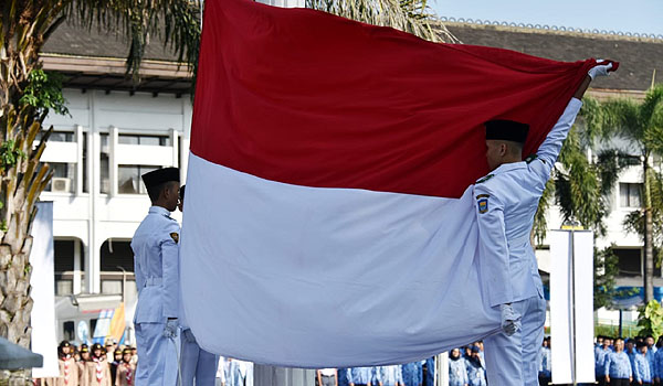 humas-pemprov-jabar-insiden-bendera-jatuh-murni-kecelakaan