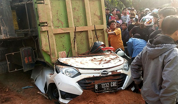 takut-diamuk-sopir-truk-bermuatan-tanah-yang-timpa-mobil-sempat-kabur