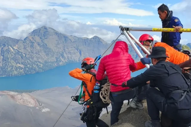 gubernur-ntb-ada-tiga-helikopter-untuk-evakuasi-pendaki-di-rinjani
