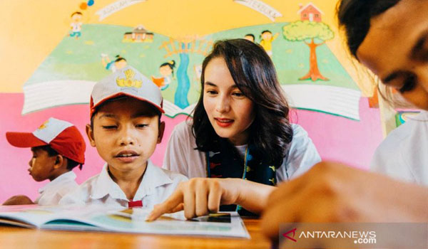 chelsea-islan-bantu-anak-tetap-belajar-di-tengah-pandemi-covid-19