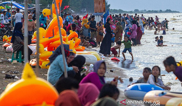 tetap-buka-saat-psbb-pantai-tanjungpakis-karawang-dipadati-pengunjung