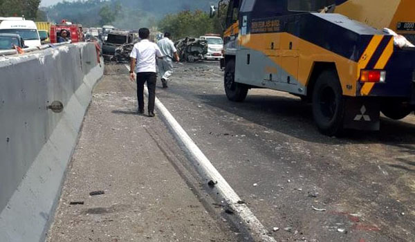 polisi-ungkap-detik-detik-kecelakaan-maut-di-tol-cipularang