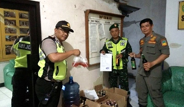 jajaran-polres-cianjur-amankan-ratusan-botol-miras