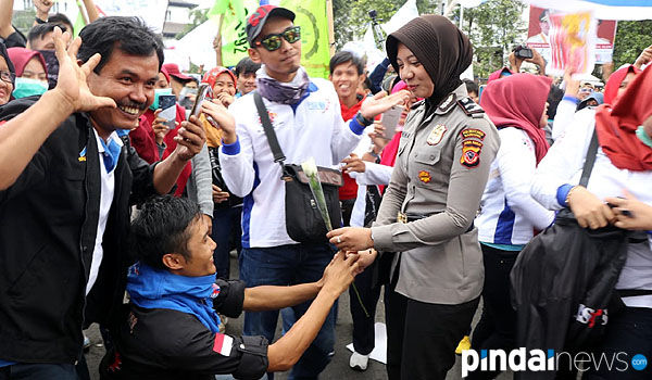 aksi-polwan-cantik-bikin-demo-buruh-di-bandung-jadi-adem