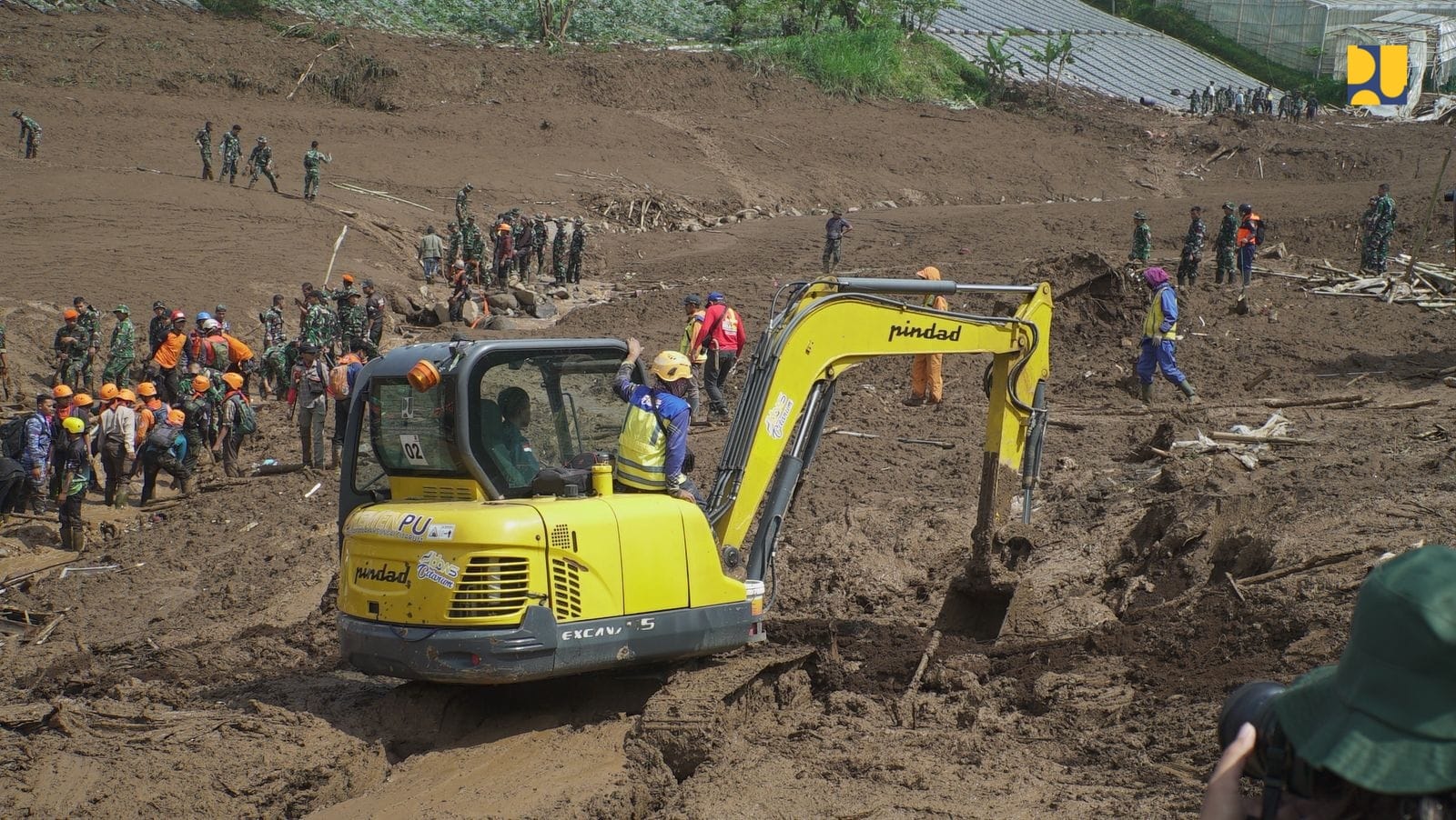 tim-sar-tambah-alat-berat-untuk-cari-32-korban-longsor-cisarua