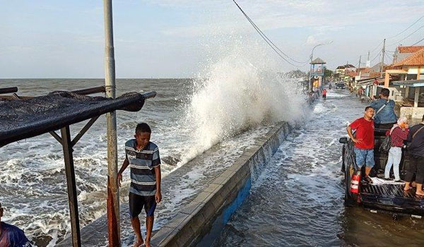 bmkg-prakirakan-banjir-rob-di-pantura-jabar-terjadi-sampai-besok