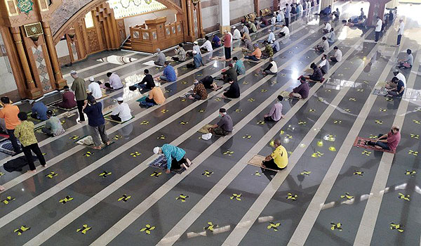 seribuan-jamaah-salat-jumat-di-masjid-pusdai-bandung