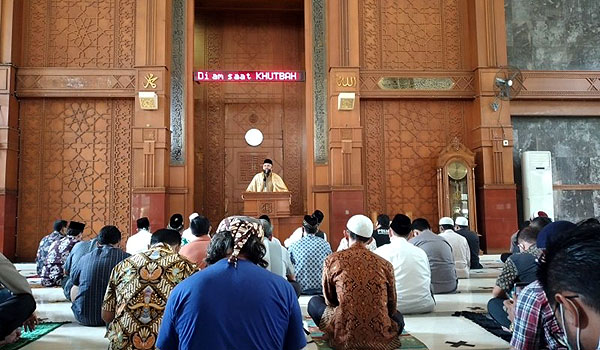 warga-depok-bersyukur-bisa-jumatan-lagi-di-masjid