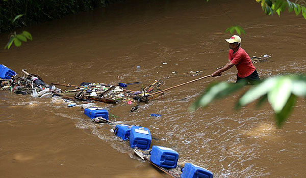 langkah-pemkot-bandung-kurangi-volume-sampah-di-sungai