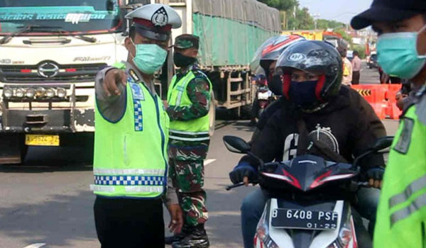 petugas-gabungan-di-jalur-pantura-cirebon-halau-pemudik