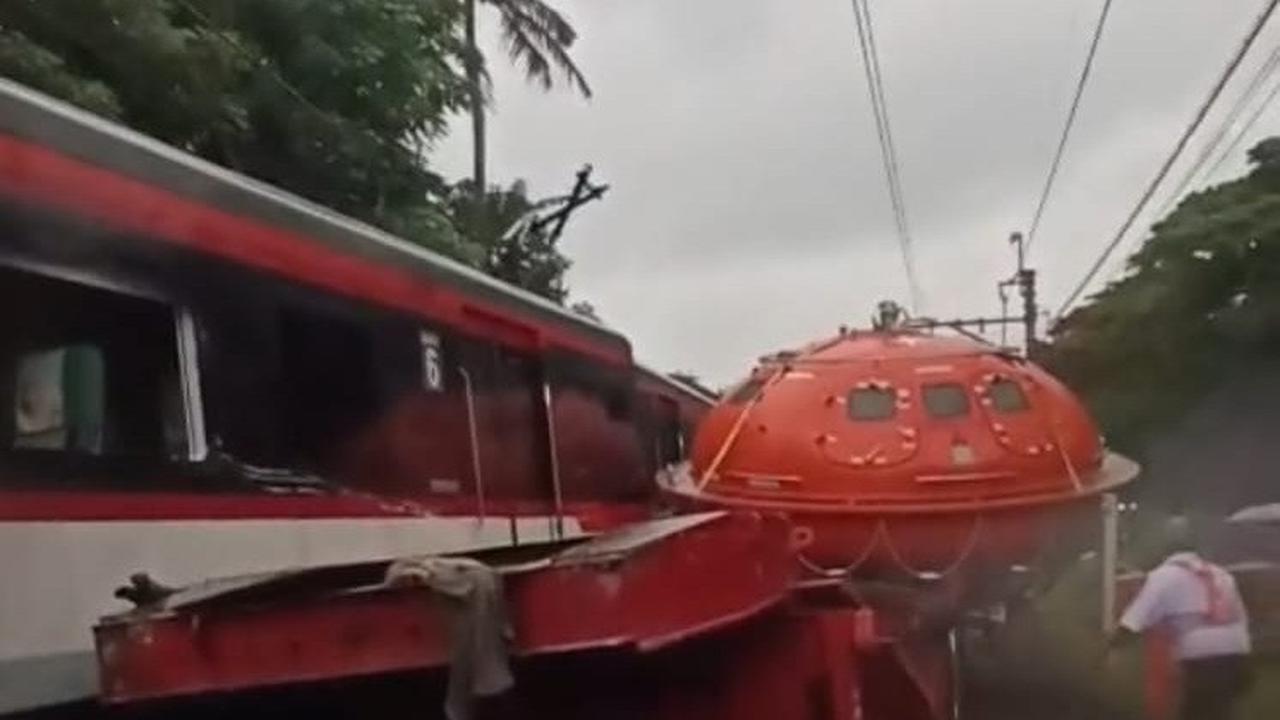 ka-bandara-tabrak-truk-krl-tangerang-duri-lumpuh