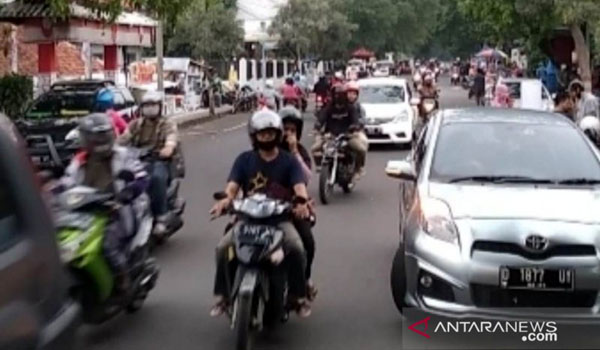 hari-kedua-psbb-jabar-pergerakan-warga-cianjur-turun