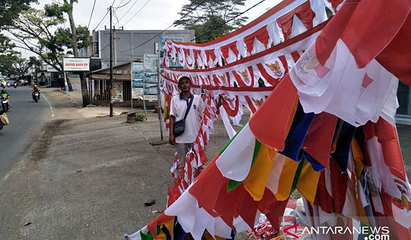 pedagang-bendera-di-cianjur-keluhkan-penjualan-turun