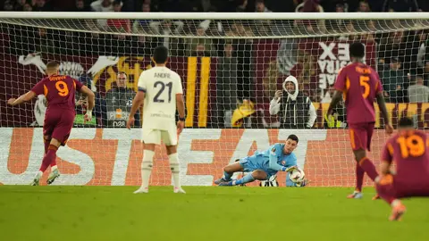 kiper-lille-jadi-pahlawan-tepis-3-tendangan-penalti-as-roma