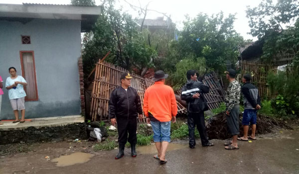 angin-puting-beliung-rusak-belasan-rumah-di-kabupaten-bandung