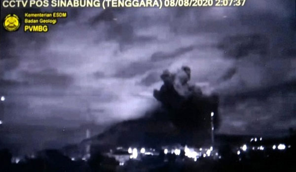 gunung-sinabung-kembali-erupsi-kolom-abu-capai-2-ribu-meter