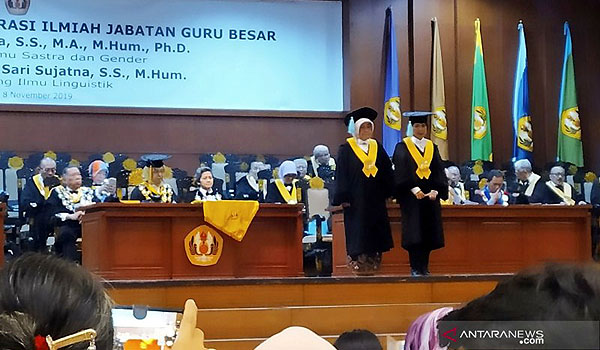 unpad-kukuhkan-guru-besar-di-bidang-sastra-dan-linguistik