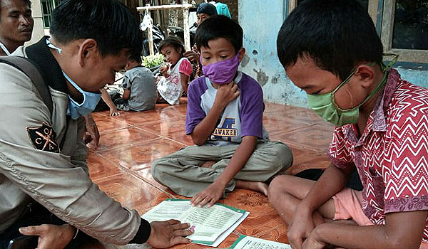 terganjal-fasilitas-internet-guru-di-pelosok-cianjur-door-to-door-didik-siswa