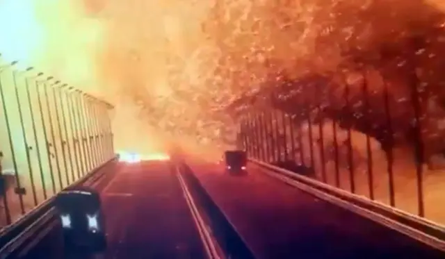 serangan-ukraina-hancurkan-jembatan-krimea