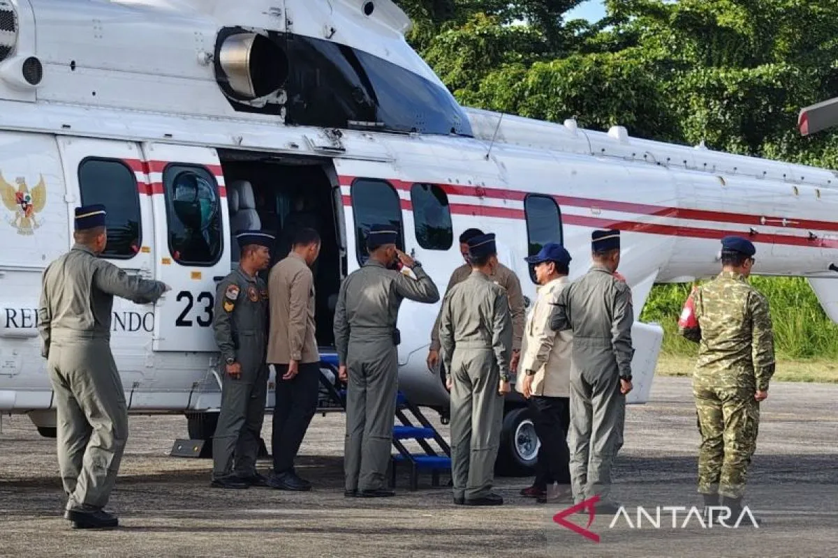 prabowo-tinjau-tiga-lokasi-bencana-di-sumbar-dengan-helikopter-tni-au