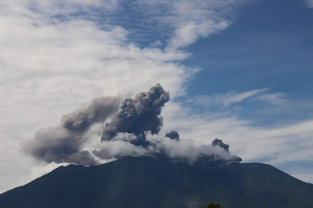 gunung-marapi-erupsi-dua-kali-dengan-tinggi-letusan-hingga-1000-meter