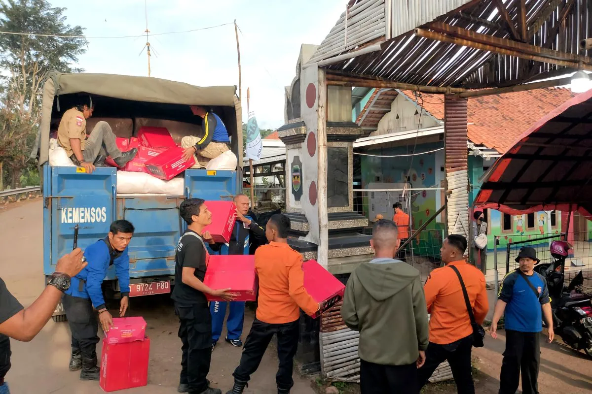 kemensos-salurkan-bantuan-kepada-korban-tanah-longsor-di-purwakarta