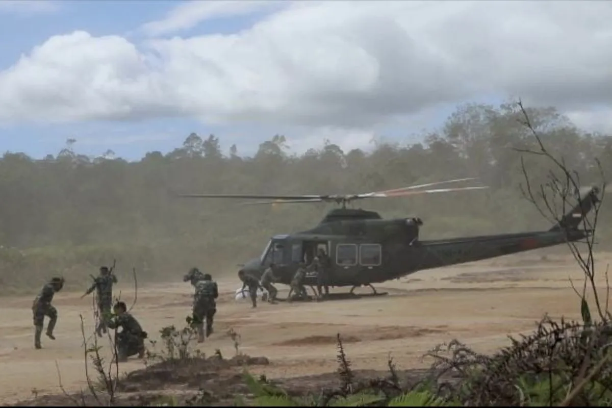 kodam-ibb-kirim-bantuan-airdrop-ke-warga-terisolasi-di-taput