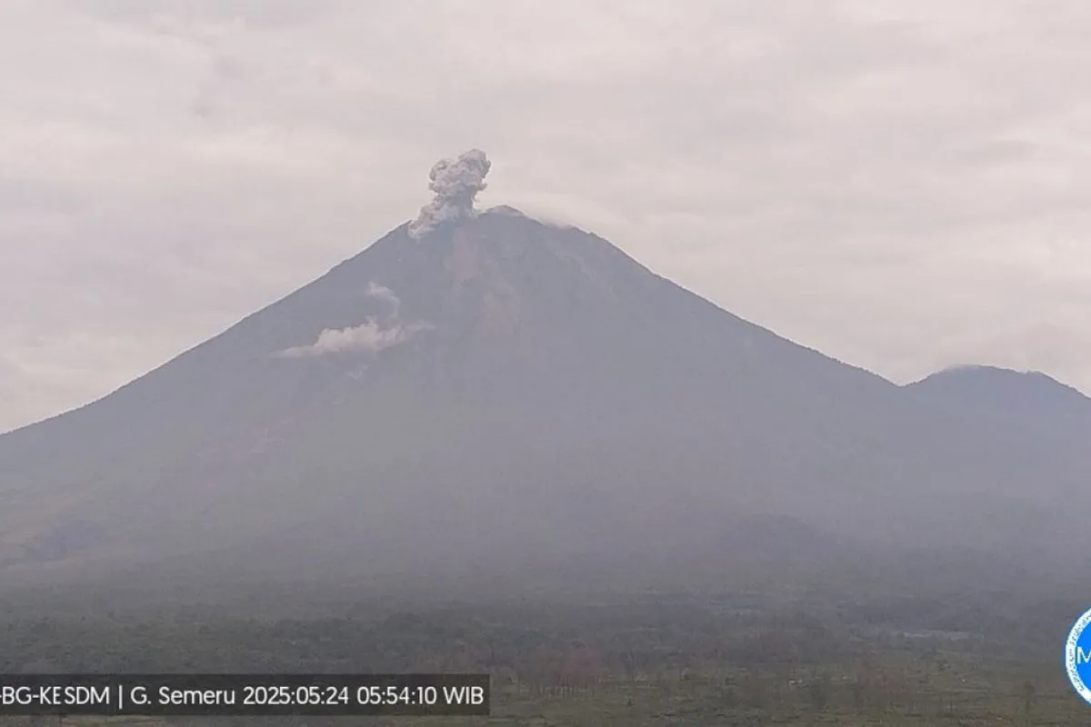 gunung-semeru-erupsi-empat-kali-pada-sabtu-pagi