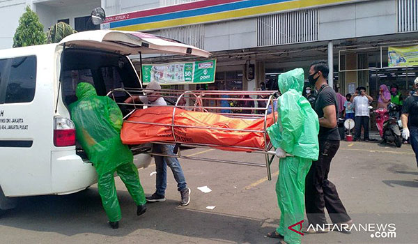 sopir-taksi-online-ditemukan-meninggal-di-dalam-mobil