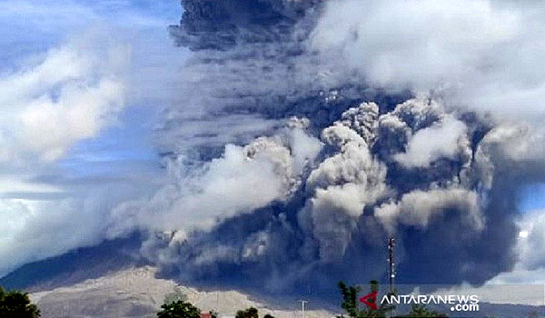 kantor-wali-kota-tebing-tinggi-diselimuti-abu-vulkanik-sinabung