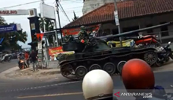 tank-baja-seruduk-sejumlah-motor-di-bandung-barat-begini-kronologinya