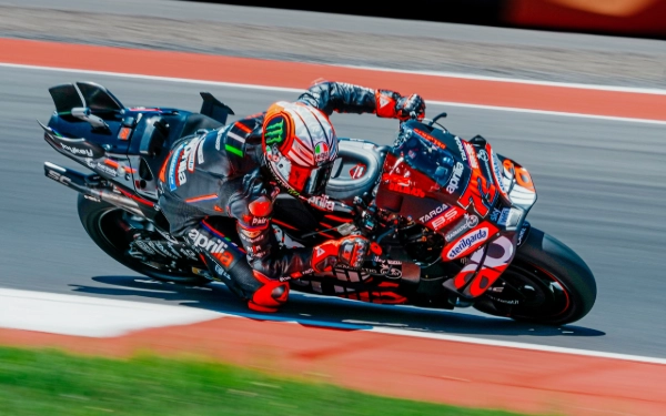 bezzechi-rajai-sprint-race-motogp-mandalika-2025-aldeguer-kedua