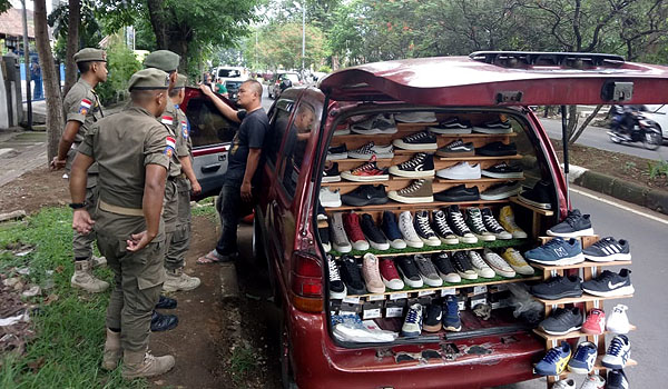 satpol-pp-tegaskan-jalan-diponegoro-bandung-zona-merah-untuk-moko