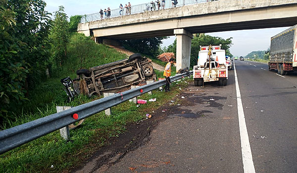 bus-serempet-avanza-di-tol-cipali-1-orang-tewas