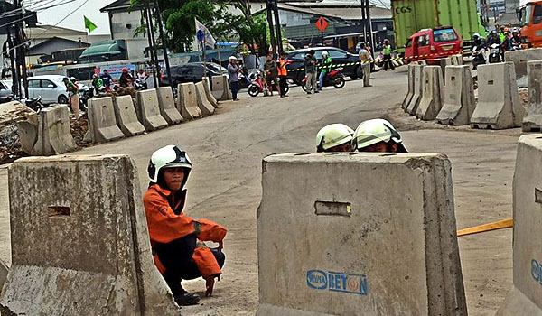 dampak-kebocoran-gas-polisi-tutup-jalan-raya-bekasi