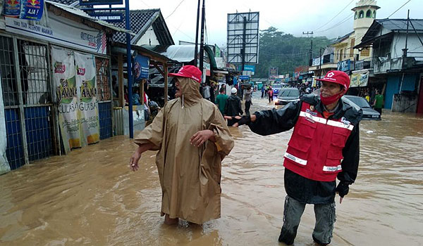 banjir-rendam-puluhan-rumah-di-kecamatan-baros-sukabumi