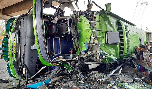 kecelakaan-maut-di-tol-cipali-subang-2-orang-tewas-4-luka-berat