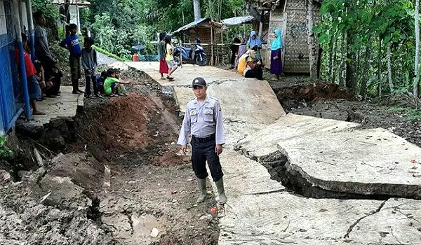 jalan-desa-sepanjang-100-meter-di-kadupandak-cianjur-amblas