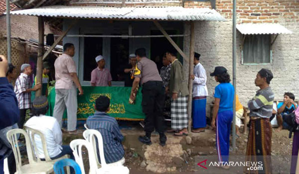 setelah-5-hari-koma-setelah-digigit-ular-balita-di-cirebon-meninggal