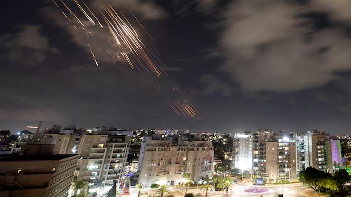 iran-lancarkan-serangan-rudal-ke-israel-targetkan-3-fasilitas-militer