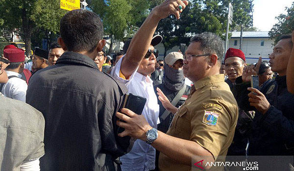 massa-pendukung-dan-kontra-anies-baswedan-nyaris-bentrok-17-diamankan