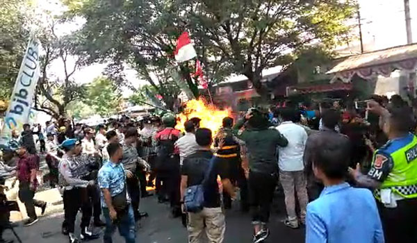 polisi-minta-masyarakat-tak-sebarkan-video-polisi-dibakar