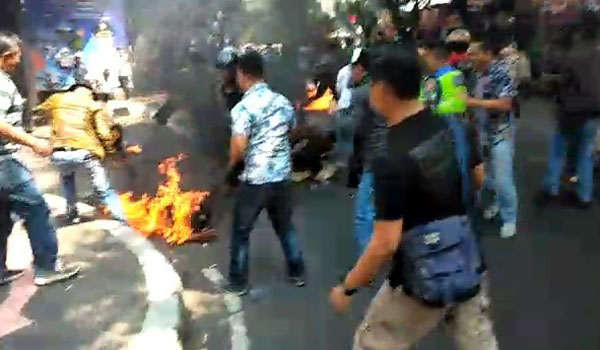 insiden-polisi-disiram-bensin-hingga-terbakar-15-orang-diamankan