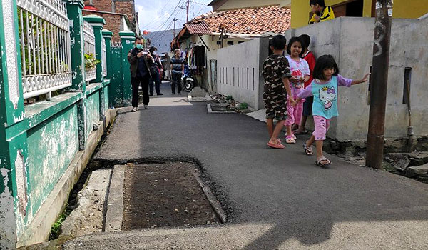 viral-makam-di-atas-jalan-umum-pemkot-jaktim-siap-bantu-pindahkan