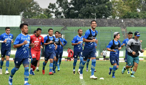 obati-kerinduan-bobotoh-program-berlatih-persib-disiarkan-via-youtube