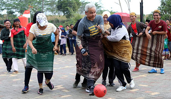 gubernur-jateng-main-futsal-pakai-sarung-melawan-emak-emak