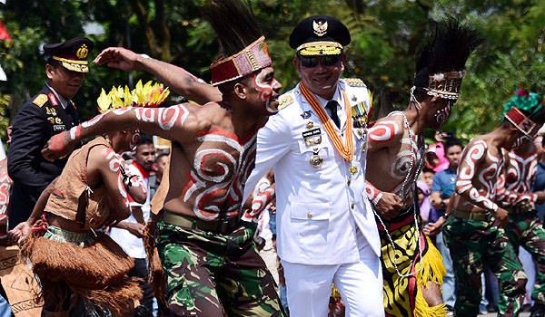 emil-menari-sajojo-bersama-warga-papua-di-hut-ke-74-ri