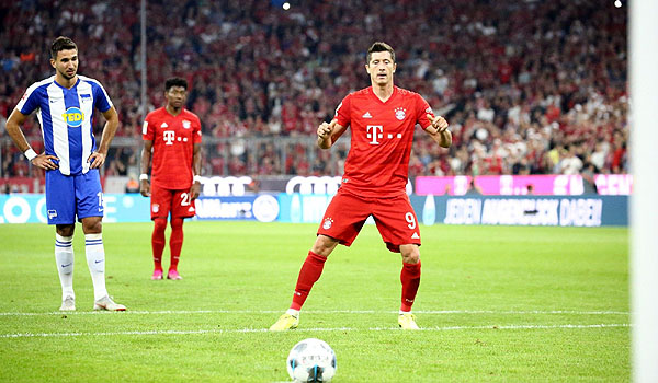 penalti-lewandowski-selamatkan-bayern-dari-kekalahan