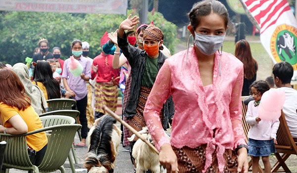 bung-karno-hingga-gajah-mada-hadir-dalam-hut-ri-di-taman-safari-bogor