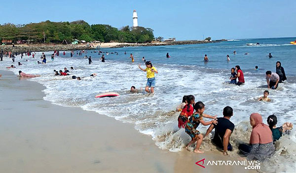 libur-panjang-hut-ri-pantai-selatan-garut-diserbu-wisatawan